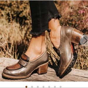 New with box Bristol classic loafer with a twist